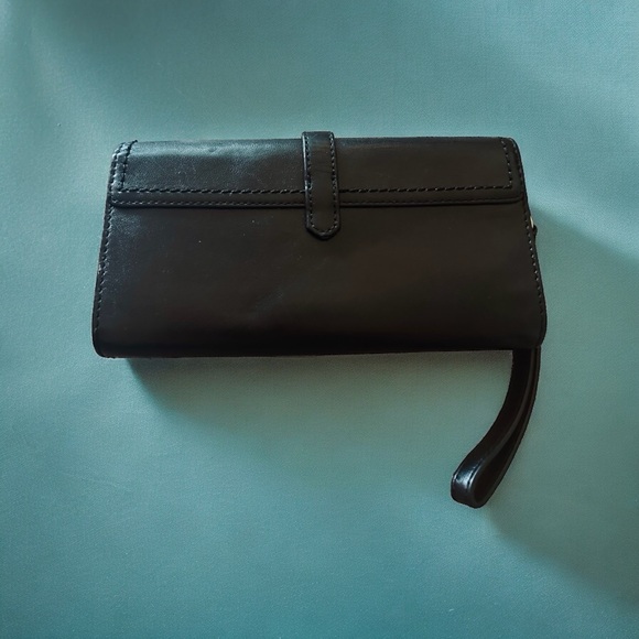 HP🎉Coach Wristlet - Wallet - Classic & Understated Smooth High Quality Leather! - Picture 7 of 16